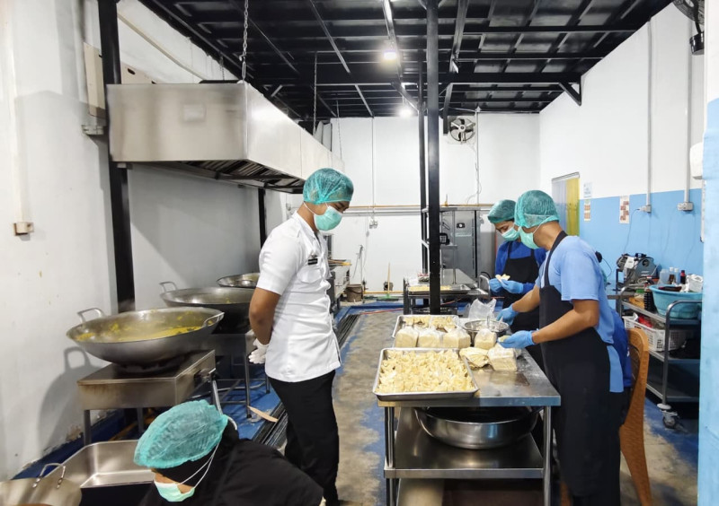 Foto Suasana Saat SPPI Nandang Fadhil Hidayat Mengawasi Kinerja Relawan SPPG Yayasan Darul Ulum Sibawaeh pada Rabu dini hari (28/1/2026) (Dok. Pribadi) Foto Suasana Saat SPPI Nandang Fadhil Hidayat Mengawasi Kinerja Relawan SPPG Yayasan Darul Ulum Sibawaeh pada Rabu dini hari (28/1/2026) (Dok. Pribadi)